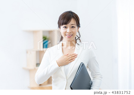 不動産イメージ　不動産説明員　内覧会　物件紹介 43831752