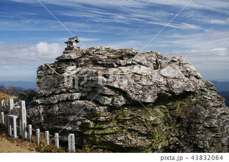 四国剣山　山頂の祠 43832064