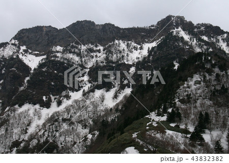 四国石鎚山　残雪の石鎚山　春山 43832382