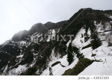 四国石鎚山　残雪の石鎚山　春山 43832385