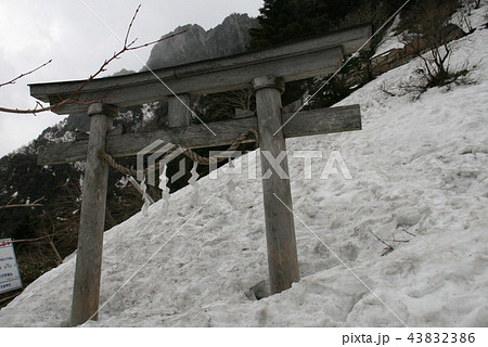 四国石鎚山　残雪の石鎚山　春山 43832386