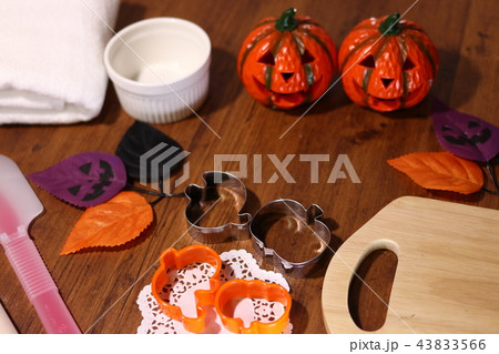 ハロウィンのためのお菓子作り 43833566