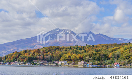 秋の妙高山と野尻湖の風景 秋の妙高山と野尻湖の風景 43834161