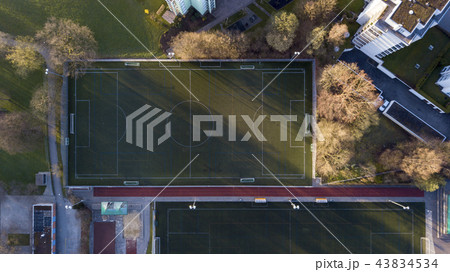 ドローン撮影 サッカーグラウンドを上空からみた景色の写真素材