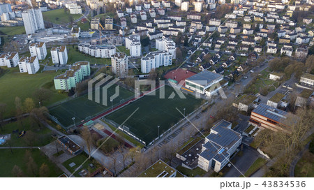 ドローン撮影 サッカーグラウンドを上空からみた景色の写真素材