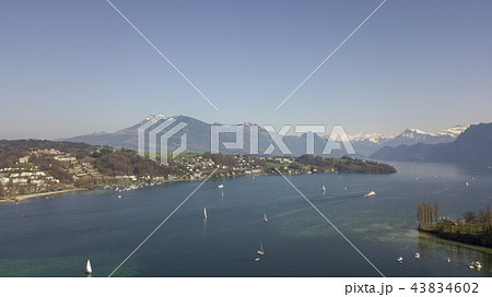 スイス、ルツェルン湖から見る青空とアルプス 43834602