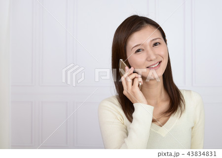 スマートフォンで通話中の女性 43834831