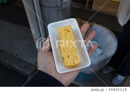 東京築地 店頭販売している卵焼き 東京築地 店頭販売している卵焼き 43835119