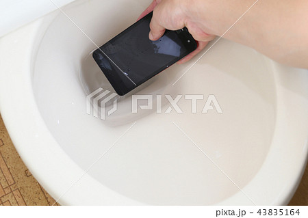 トイレに落ちたスマートフォン 43835164