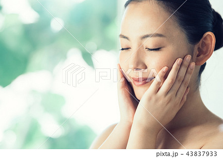 スキンケア　日本人20代女性 43837933