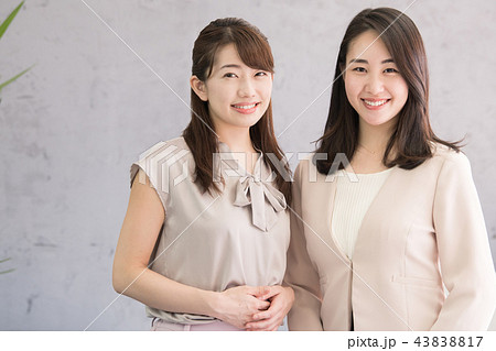 笑顔のビジネスウーマン 2人の女性 先輩 後輩 同僚の写真素材 4317