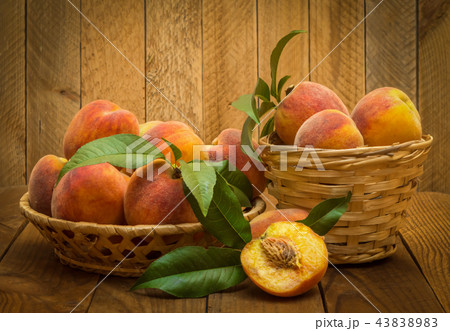 peaches in a basket 43838983