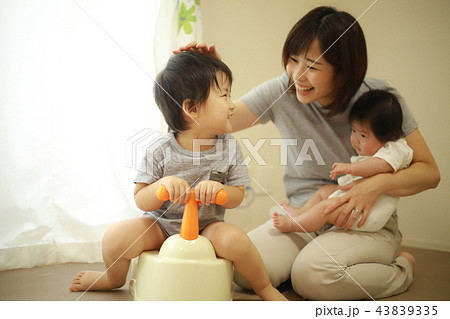 トイレトレーニングする男の子 43839335