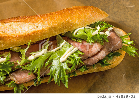 ローストビーフサンドイッチ　Handmade roast beef sandwich 43839703