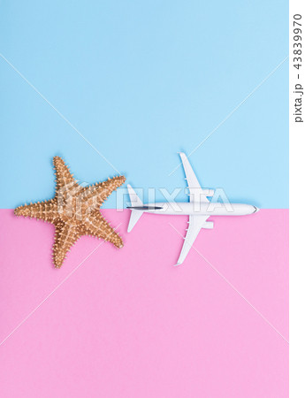 Travel objects on pastel colored paper texture Travel objects on pastel colored paper texture 43839970