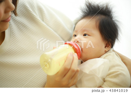 ミルクを飲む赤ちゃん ミルクを飲む赤ちゃん 43841019
