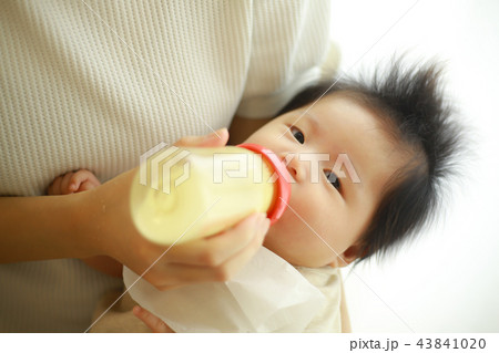 ミルクを飲む赤ちゃん 43841020