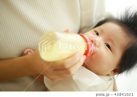 ミルクを飲む赤ちゃん 43841021