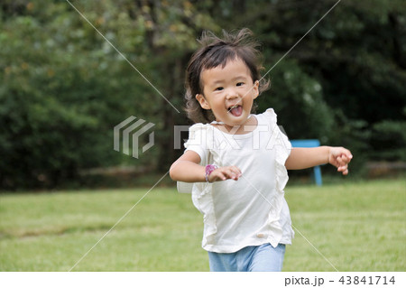 力いっぱい駆ける女の子 43841714