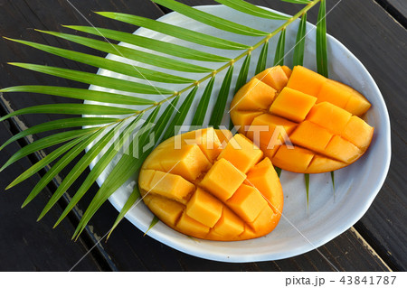 花切りカットしたマンゴー 43841787