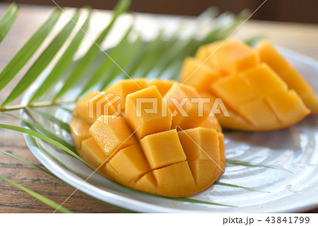 花切りカットしたマンゴー 43841799