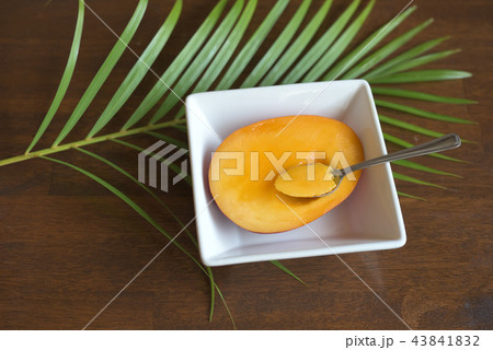 瑞々しいマンゴーにスプーンを入れる　イメージ 43841832