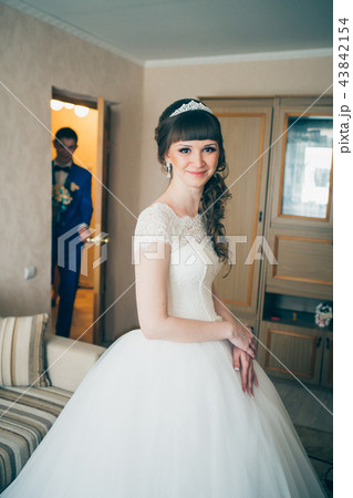 young bride waiting for the groom in house 43842154