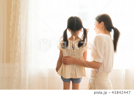 女の子 笑顔 微笑 43842447
