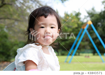2歳の女の子 2歳の女の子 43843571