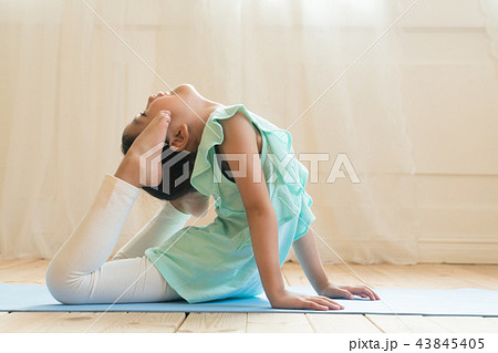 女の子 笑顔 微笑 43845405