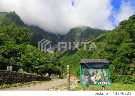 一ノ倉沢付近から低く雲が垂れ込めた夏の谷川岳を見る 一ノ倉沢付近から低く雲が垂れ込めた夏の谷川岳を見る 43846222