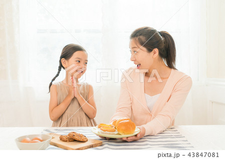 人物 子供 女性 43847081