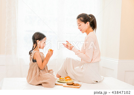 母 子供 笑顔 43847102