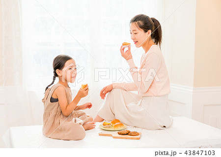 子供 女性 女 43847103
