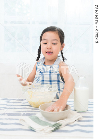 女の子 笑顔 微笑 43847482