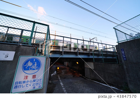 日本の東京都市景観　桁下制限高１.５メートルの高輪橋架道橋などを望む　品川再開発関連 43847570