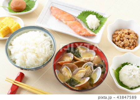 美味しそうな和風朝食 美味しそうな和風朝食 43847589