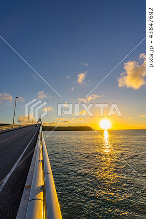【沖縄県】夕暮れの瀬底島 43847692