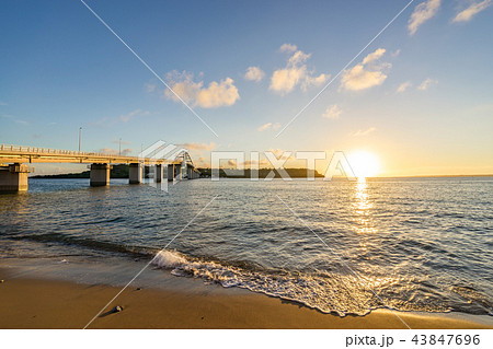 【沖縄県】夕暮れの瀬底島 43847696