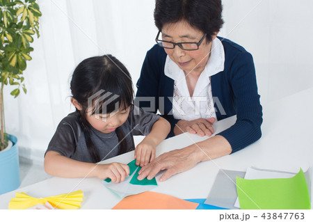 孫とおばあちゃん 43847763