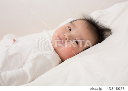 機嫌が良い赤ちゃんの写真素材 43848023 Pixta