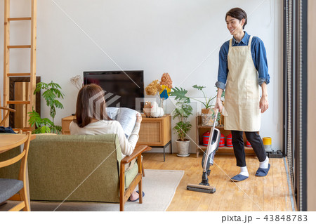 夫婦の休日　掃除をする夫 43848783
