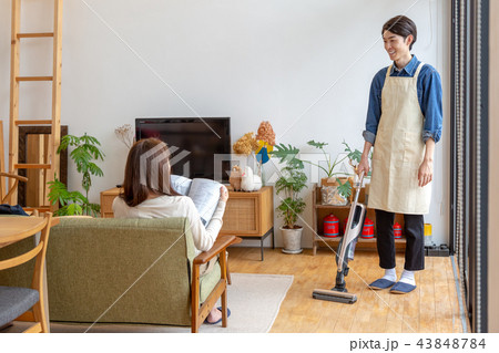 夫婦の休日　掃除をする夫 43848784