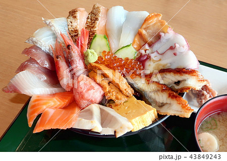 十種以上の具材を盛り付けした豪華な海鮮丼 十種以上の具材を盛り付けした豪華な海鮮丼 43849243