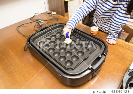たこ焼きの鉄板に油を塗る子供　お手伝い 43849423