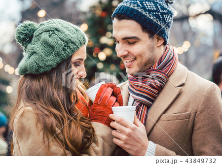 Woman and man drinking mulled wine on Christmas Market 43849732