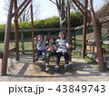 ブランコ　笑顔の姉弟写真１ 43849743