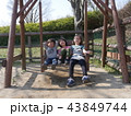 ブランコ　笑顔の姉弟写真２ 43849744