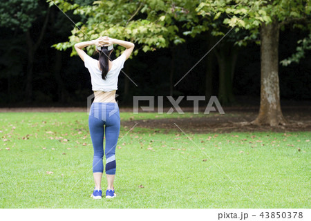 公園でエクササイズをする女性 公園でエクササイズをする女性 43850378