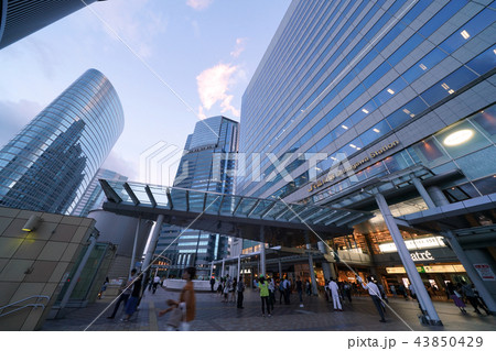 日本の東京都市景観 品川駅やオフィスビル群など 街並みを望むの写真素材